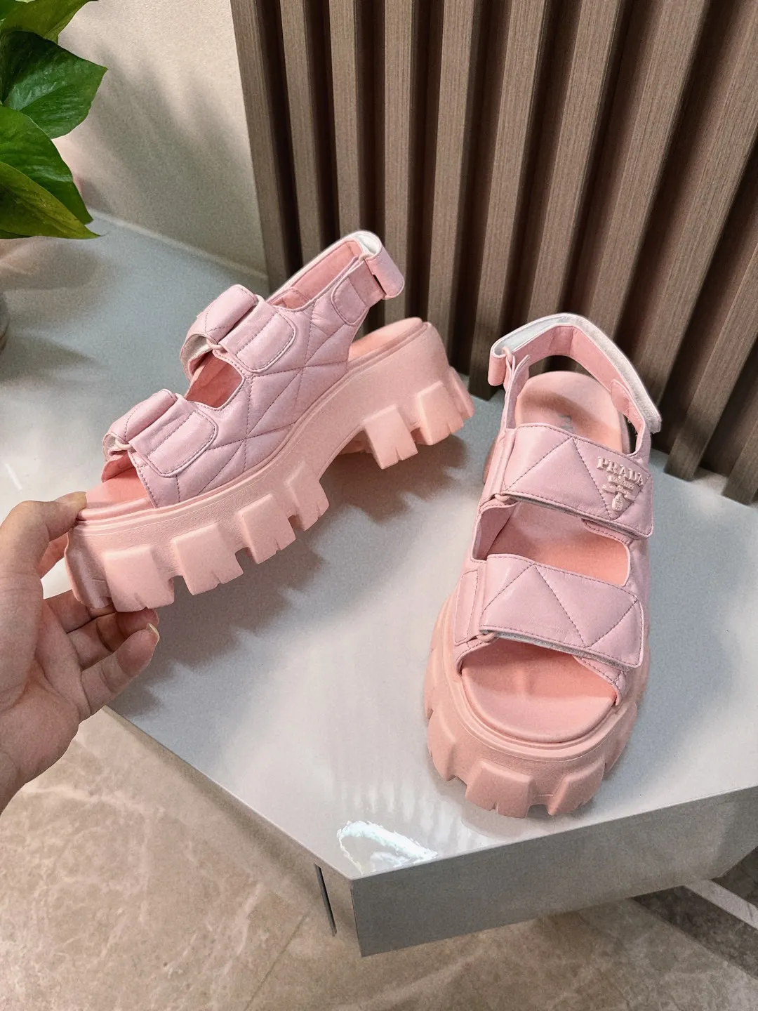 👟👟Ex-factory price 560👟👟 Prada New sandal series for summer Thick-soled sandals This is a must-have for summer. It feels soft and delicate on the feet and is extremely comfortable. You can mix it with you at will. Original molded midsole. Original foaming technology tooth outsole, size 35-41.
